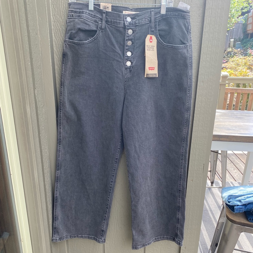 Levi’s mile high cropped wide leg. Size W32 L27 washed black NWT